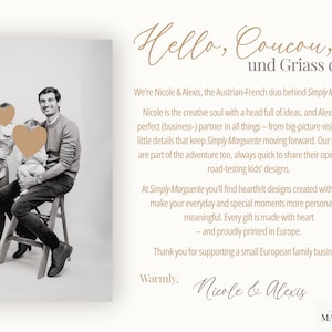 Puede incluir: Fotograf&iacute;a en blanco y negro de una familia de cuatro. El texto dice "Hello, Coucou, und Griass di". La familia est&aacute; frente a un fondo blanco. El texto tambi&eacute;n menciona Simply Marguerite.