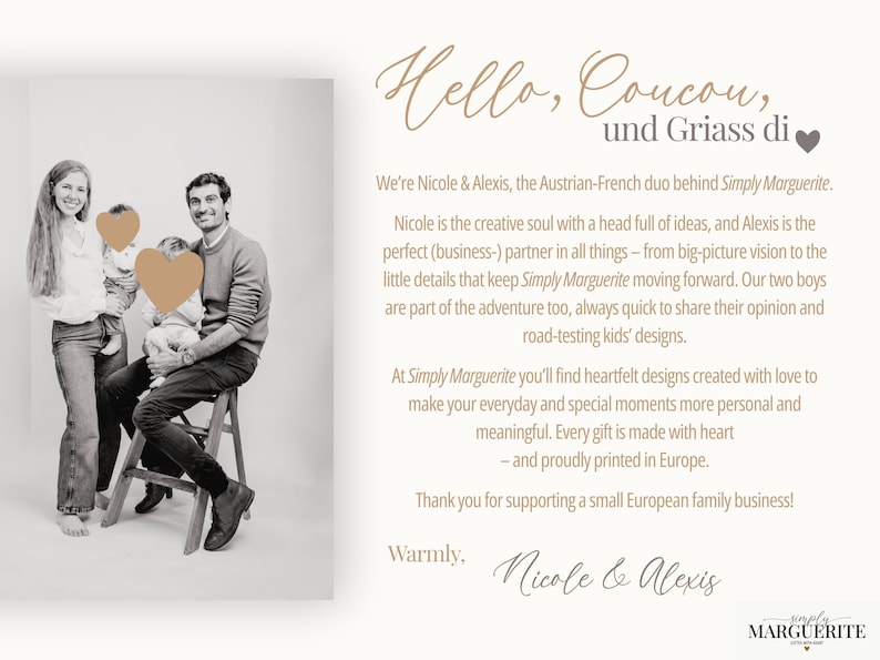 Puede incluir: Fotograf&iacute;a en blanco y negro de una familia de cuatro. El texto dice "Hello, Coucou, und Griass di". La familia est&aacute; frente a un fondo blanco. El texto tambi&eacute;n menciona Simply Marguerite.