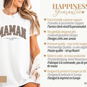 Op de afbeelding: Wit T-shirt met het woord "MAMAN" in een luipaardprint. Onder het woord "MAMAN" staat de tekst "Luca & Rose EST 2024". Het shirt maakt deel uit van een kledingcollectie.