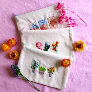 Trousse à crayons en toile de coton brodée à la main, trousse à crayons faite main, trousse à crayons, broderie réaliste, fleur brodée, plante brodée