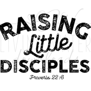 Könnte beinhalten: Schwarz-weiß Grafik mit den Worten "RAISING Little DISCIPLES" in einer verwitterten Schriftart. Der Text "Proverbs 22:6" steht unter dem Haupttext, ebenfalls in Schwarz.