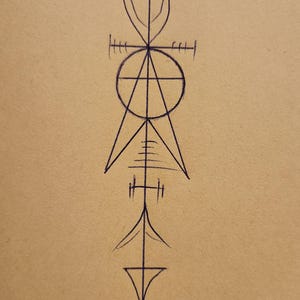 Könnte beinhalten: Eine schwarze Tuschezeichnung eines stilisierten Symbols auf beigem Hintergrund. Das Symbol enthält einen Halbmond, einen Kreis, ein Dreieck und mehrere horizontale und vertikale Linien. Das Design hat eine pfeilartige Form.