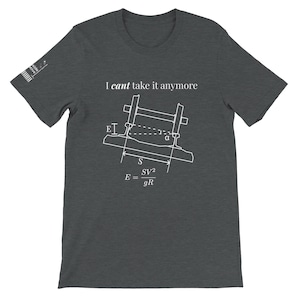 Puede incluir: Camiseta gris oscuro con texto blanco y un diagrama. El texto dice "I cant take it anymore" encima de un diagrama con la fórmula E = SV²/gR. La camiseta tiene mangas cortas y cuello redondo.