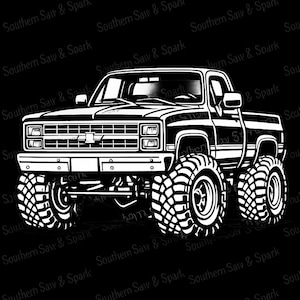 Könnte beinhalten: Weißes Strich-Illustration eines Monster Trucks mit übergroßen Reifen, vor schwarzem Hintergrund. Der Truck hat einen detaillierten Frontgrill, Scheinwerfer und ein Chevrolet-Emblem. Das Bild enthält den Text "Southern Saw & Spark".