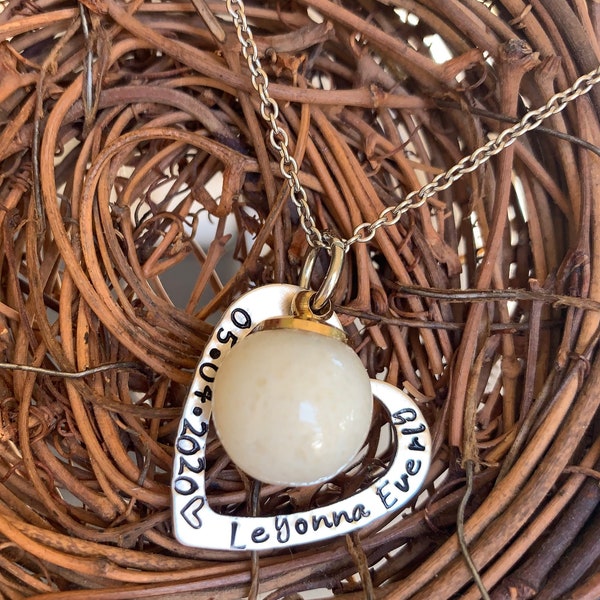 Collana a cuore in argento con perle di vetro del latte materno stampate a mano per la festa della mamma