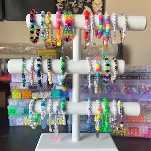 Op maat gemaakte en kant-en-klare Kandi-kralenarmbanden