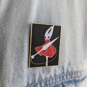 Pin de esmalte de Hollow Knight de Silksong: Hornet – Regalo de juego independiente / Coleccionable de fantasía oscura para chaquetas, bolsos y tableros de anuncios