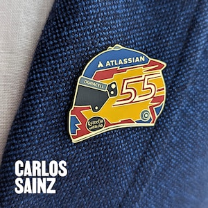 Carlos Sainz 2025 F1 Helmet Enamel Pin – Formula 1 Motorsport Gift | Racing Driver Collectible | Williams Racing