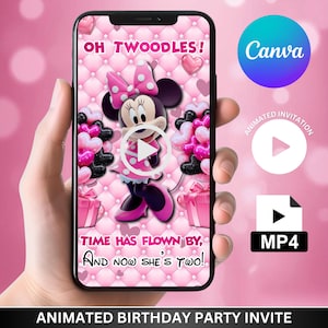 Puede incluir: Invitación animada de cumpleaños con Minnie Mouse con un vestido rosa de lunares. La pantalla del teléfono muestra el texto "OH TWOODLES!" y "TIME HAS FLOWN BY, And now she's two!" con un logotipo de Canva y un icono MP4.