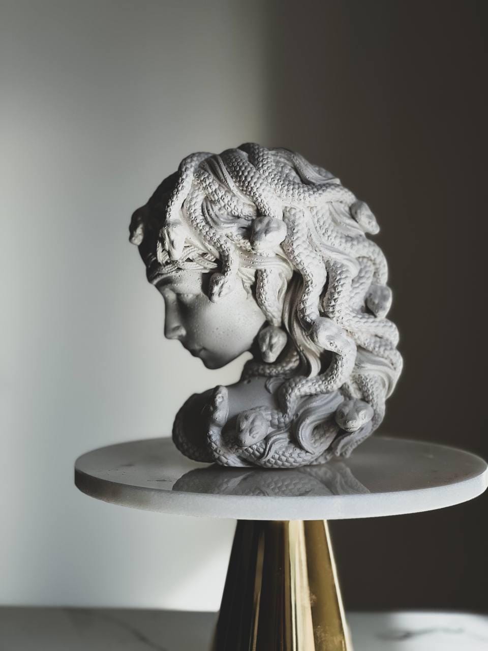 Escultura de yeso de Medusa hecha a mano - Decoración artística de mitología griega - Figura de yeso - Decoración única para el hogar