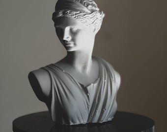 Busto de Artemisa: estatua de la diosa de yeso hecha a mano, decoración del hogar de la mitología griega, elegante pieza decorativa para estantería, arte clásico femenino