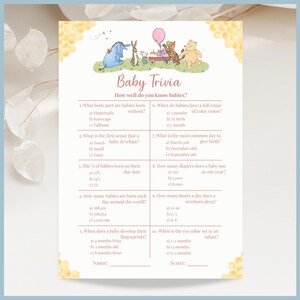 Puede incluir: Juego de Baby Trivia con tema de Winnie the Pooh. El juego imprimible presenta preguntas sobre bebés, con respuestas de opción múltiple. La parte superior del juego tiene ilustraciones de personajes de Winnie the Pooh. El juego está sobre un fondo blanco con un borde de panal.