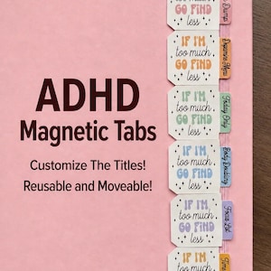 Peut inclure: Un carnet rose avec le texte ADHD Magnetic Tabs, Customize The Titles! Reusable and Moveable! Six onglets magnétiques blancs sont fixés sur le bord, chacun imprimé avec le texte IF I'M too much, GO FIND less et de petites étoiles.