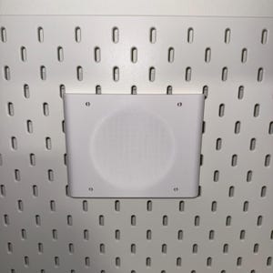 Suporte de monitor para painel perfurado IKEA SKÅDIS – Suporte de exibição seguro e que economiza espaço