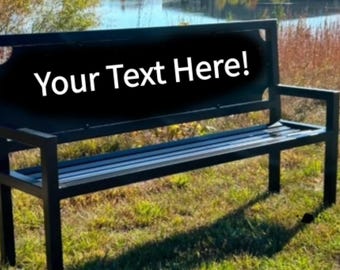 Banco conmemorativo de madera natural y metal.