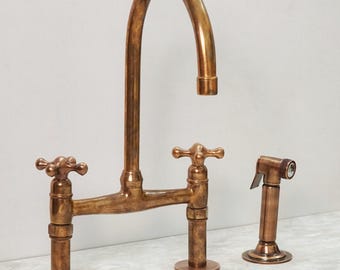 Unlackierte Kupferbrücke Küchenarmatur mit Sprüher im Vintage-Stil