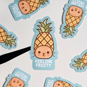 Adesivo Feeline Fruity Cat / Adesivo in vinile impermeabile con cappello di ananas divertente