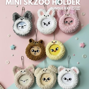 Pode incluir: Uma coleção de oito chaveiros porta-fotos de crochê em vários designs de animais, incluindo um lobo, um coelho, um porco, um urso e um pintinho. O texto "MINI SKZOO HOLDER" e "PHOTO HOLDER KEYCHAIN" são visíveis. O fundo é rosa pastel e azul.