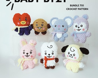 Könnte beinhalten: Sieben gehäkelte Baby BT21-Charaktere in verschiedenen Farben sind abgebildet. Die Charaktere umfassen ein rotes Herz, einen braunen Ball, einen blauen Koala, einen lila Bären, ein rosa Kaninchen, eine weiße Wolke und einen gelben Welpen. Der Text "BABY BT21" und "BUNDLE 7X1 CROCHET PATTERN" ist ebenfalls zu sehen.