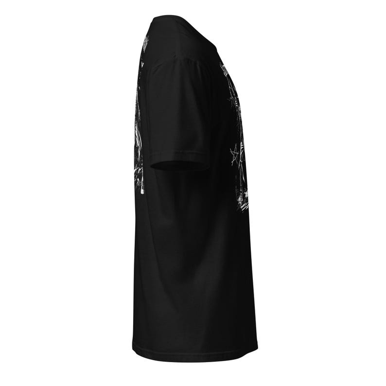 maqueta lateral de Camiseta de manga corta unisex de Baron Samedi color negro, una prenda única que combina magia y simbolismo espiritual en un diseño gotico para amantes del esoterismo y la magia vudu