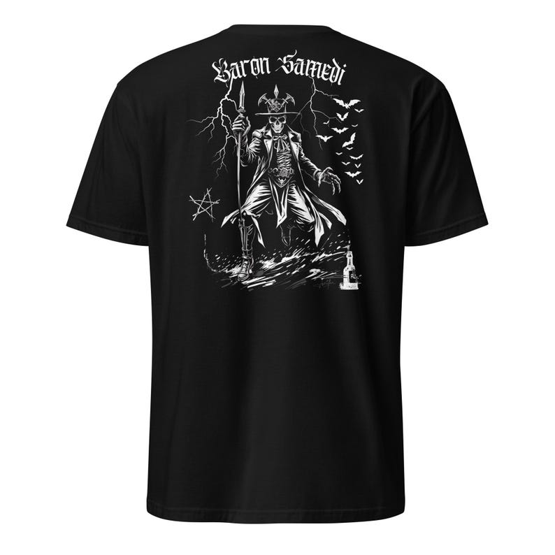 maqueta posterior de Camiseta de manga corta unisex de Baron Samedi color negro, una prenda única que combina magia y simbolismo espiritual en un diseño gotico para amantes del esoterismo y la magia vudu