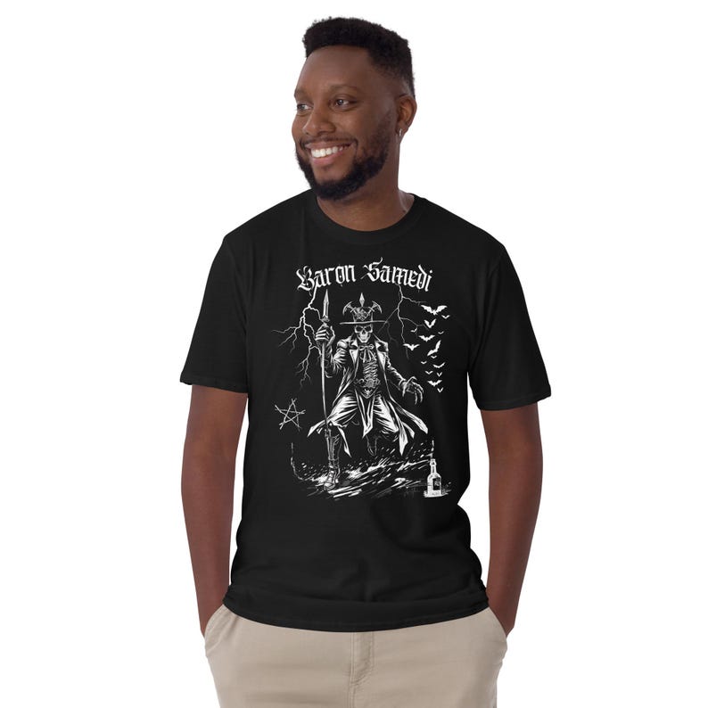 modelo posando con Camiseta de manga corta unisex de Baron Samedi color negro, una prenda única que combina magia y simbolismo espiritual en un diseño gotico para amantes del esoterismo y la magia vudu