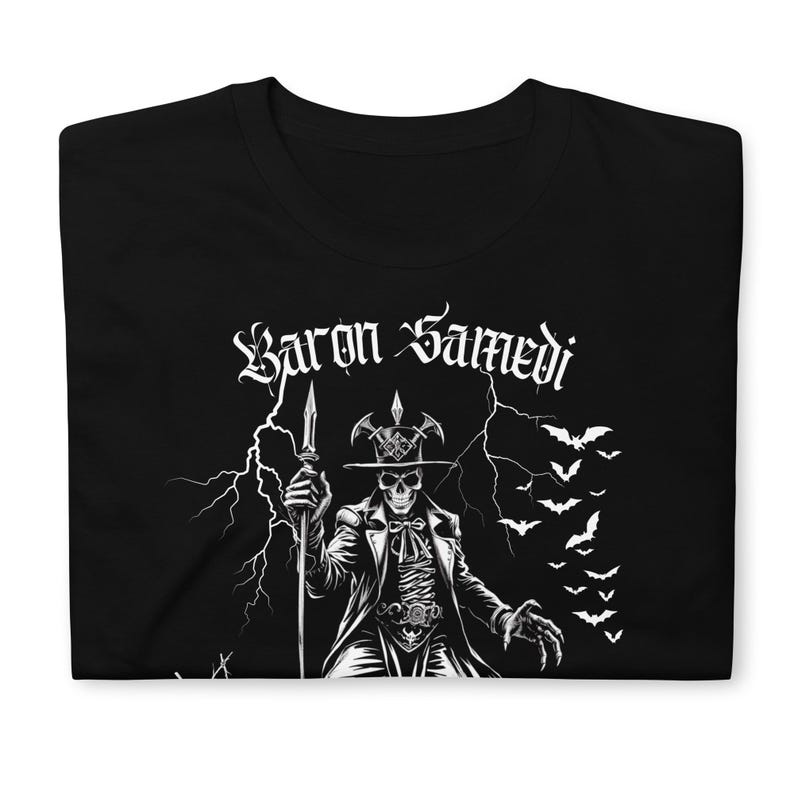 primer plano de  Camiseta de manga corta unisex de Baron Samedi color negro, una prenda única que combina magia y simbolismo espiritual en un diseño gotico para amantes del esoterismo y la magia vudu