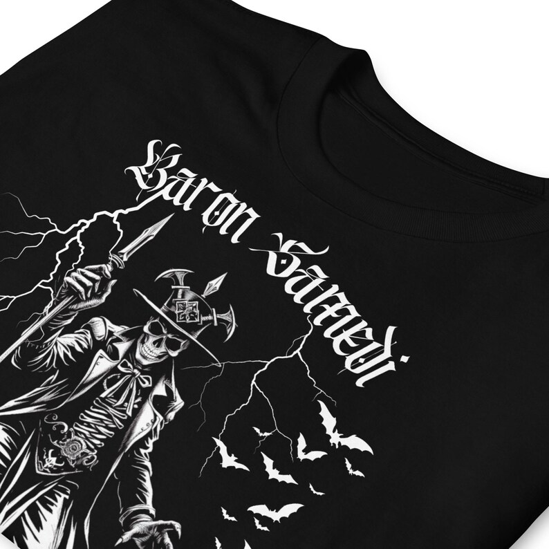 primer plano de  Camiseta de manga corta unisex de Baron Samedi color negro, una prenda única que combina magia y simbolismo espiritual en un diseño gotico para amantes del esoterismo y la magia vudu