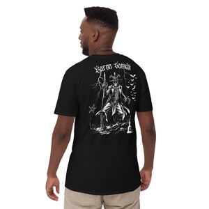 modelo posando con Camiseta de manga corta unisex de Baron Samedi color negro, una prenda única que combina magia y simbolismo espiritual en un diseño gotico para amantes del esoterismo y la magia vudu