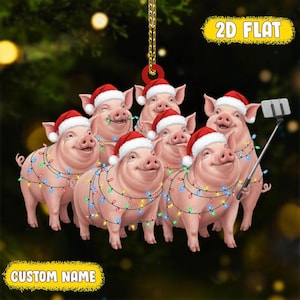 Benutzerdefinierte Schwein Weihnachtsverzierung, 2D flache festliche Schweinegruppe mit Weihnachtsmützen, Lichtern und Selfie-Pose auf Acryl
