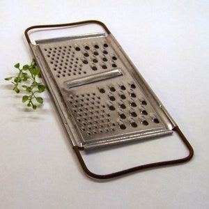 Vintage Cheese Grater, Lightly Rusted Metal Food Grater, Rusty Cheese Grater, Farmhouse Decor, Rustic Kitchen Decor, Rusty Grater