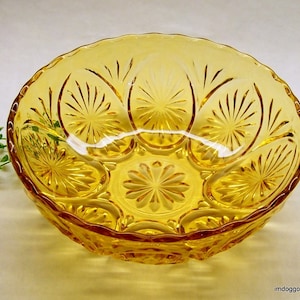 Vintage Anchor Hocking Glass Bowl &#39;Medallion Honey Gold&#39; Star and Cameo Serving Bowl, Salad Bowl, Fruit Bowl, Dessert Bowl, 8&quot; Amber Bowl