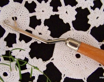 Vintage Rug Hook, Curved Latch Hook with Wooden Handle, Made in England