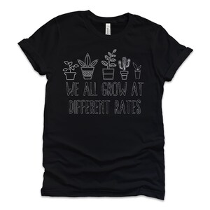 Wir wachsen alle bei unterschiedlichen Raten, Kindergarten Shirt, Elementar Shirt, Lehrer Shirts, lustiges Lehrer Shirt, Geschenk für Lehrer, Lehrerleben