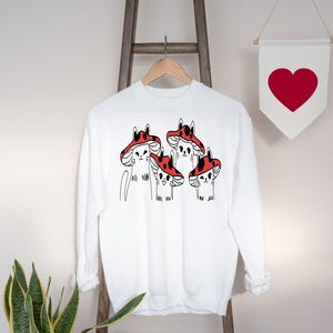 Mushroom Cat T-shirt, Cottage core Sweatshirt, Mushroom Lover Tshirt, Gift for Cat Lovers, Countrycore, Mushroom Shirt,Gifts for Her