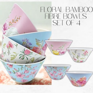 Puede incluir: Juego de cuatro cuencos florales de fibra de bambú en colores pastel. Los cuencos presentan una variedad de diseños florales en rosa, azul y blanco. Se muestra el texto "FLORAL BAMBOO FIBRE BOWLS SET OF 4".