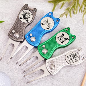 Personalisierter Golfball Marker Set mit benutzerdefinierten einziehbaren Divot-Werkzeug, einzigartigen Groomsmen Golfer Geschenken für Männer Ihn, gravierten Golfball Marker Set