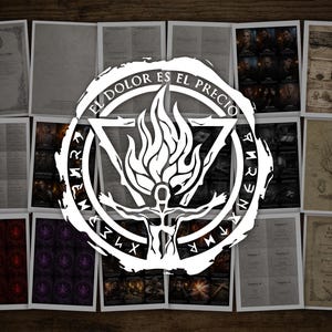 Könnte beinhalten: Eine Sammlung von gedruckten Karten und Dokumenten, die auf einer Holzoberfläche angeordnet sind. Ein großes weißes Emblem mit dem Text "EL DOLOR ES EL PRECIO" ist zentriert und zeigt eine stilisierte Figur und ein Flammendesign. Die Karten haben verschiedene Bilder und Text.