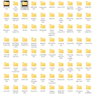 Könnte beinhalten: Eine digitale Ansicht zahlreicher gelber Ordnersymbole, die in einem Raster auf dunklem Hintergrund angeordnet sind. Jeder Ordner ist mit Text beschriftet, der verschiedene Designthemen wie Tiere, Feiertage, Formen und Objekte zur Dateiorganisation benennt.
