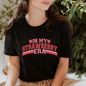 In My Strawberry Era T-Shirt - Cute Retro Strawberry Graphic Tee Summer Fruit Lover Shirt