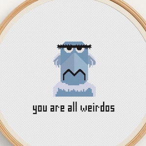 Può includere: Un tagliere in legno fatto a mano con finitura naturale. La tavola presenta un bordo naturale su un lato e una forma rettangolare. Misura circa 45 cm di lunghezza e 30 cm di larghezza.