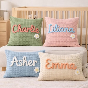 Oreiller personnalisé en velours côtelé, prénom brodé à la main, décoration de chambre d'enfant