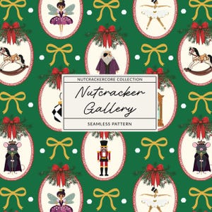 Può includere: Un motivo continuo su sfondo verde scuro con cornici ovali contenenti illustrazioni natalizie di uno schiaccianoci, una ballerina, un cavallo a dondolo e un re topo. Fiocchi dorati e punti bianchi sono sparsi. Testo Nutcracker Gallery.