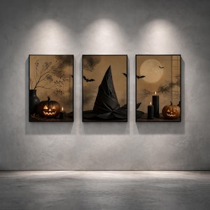 Peut inclure: Un ensemble de trois cadres muraux sur le thème d'Halloween. L'image de gauche montre une citrouille illuminée et un vase avec des branches. L'image centrale présente un chapeau de sorcière noir. L'image de droite illustre une pleine lune, des chauves-souris, des bougies et une citrouille.