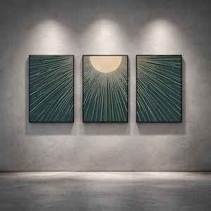 Op de afbeelding: Drie ingelijste kunstdrukken. Elke print heeft een teal achtergrond met goudkleurige stralende lijnen. De centrale print heeft een beige zonnepatroon. De frames zijn zwart en het kunstwerk wordt op een grijze muur getoond.