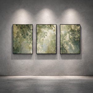 Pode incluir: Três obras de arte emolduradas com designs botânicos abstratos em tons de verde, bege e cinza. A obra de arte apresenta padrões de folhas e galhos em um fundo texturizado. As molduras são pretas e a arte é exibida em uma parede cinza.