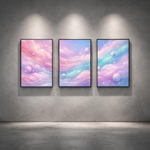 Peut inclure: Trois impressions d'art encadrées représentant un paysage nuageux aux couleurs pastel. L'œuvre d'art présente des nuages tourbillonnants dans des tons de rose, de violet et de bleu, avec des reflets subtils et des accents sphériques. Les cadres sont noirs.