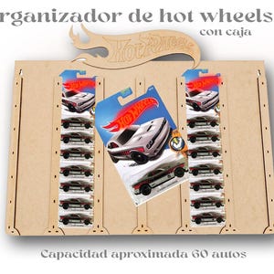 Puede incluir: Un organizador de madera para coches Hot Wheels con ranuras para coches de juguete. El organizador tiene un logotipo de Hot Wheels recortado en la parte superior y tiene capacidad para aproximadamente 60 coches. Varios coches de juguete son visibles en su embalaje original.