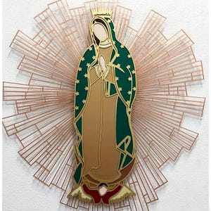 Puede incluir: Una obra de arte religiosa mural que representa a la Virgen María. La figura viste un vestido dorado y marrón con una capa verde adornada con estrellas doradas. Una corona dorada adorna su cabeza. La obra está sobre un diseño de rayos de sol color cobre.