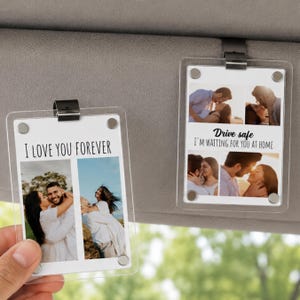 Peut inclure: Deux clips de pare-soleil rectangulaires en acrylique transparent avec des collages photo de couples. Le clip de gauche affiche le texte I LOVE YOU FOREVER au-dessus de deux photos. Celui de droite affiche Drive safe I'M WAITING FOR YOU AT HOME.